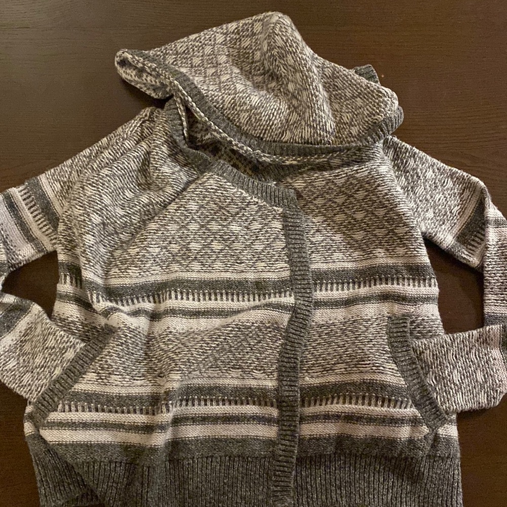 Abercrombie hooded sweater with pockets!